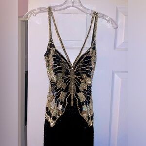 Brand- Sherri Hill
Color- Black and gold
Size 2 ( no alterations with the dress)